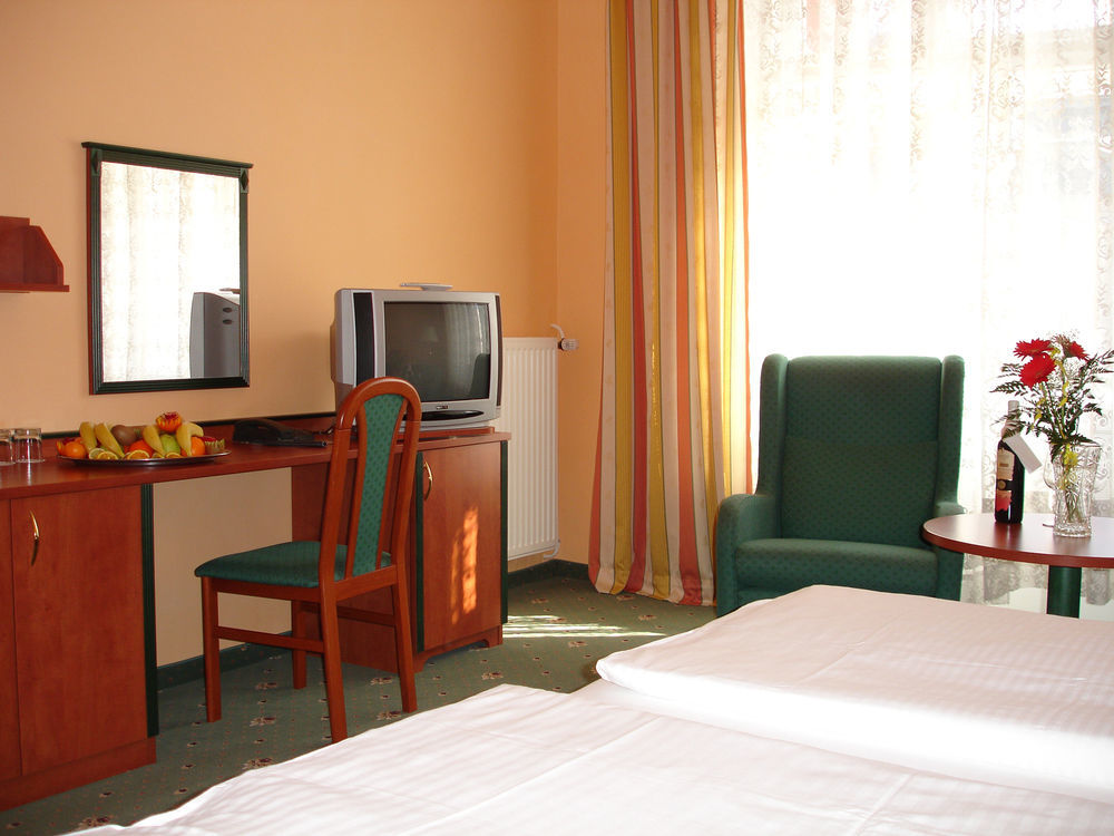 Ea Hotel Jessenius Карлови Вари Екстериор снимка